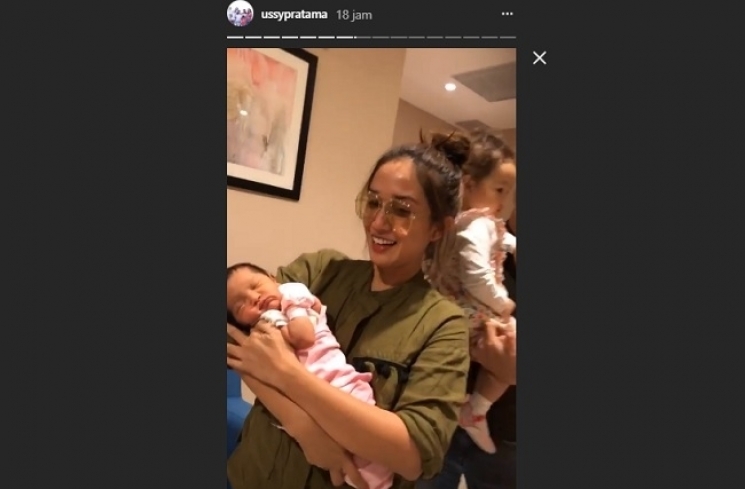Ussy Sulistiawaty gendong bayi mantan suaminya/ Instagram ussypratama