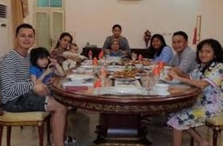 Kebersamaan keluarga Ussy Sulistiawaty dengan mantan suaminya/ Istimewa