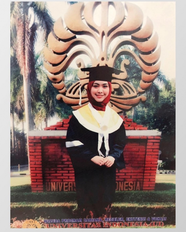 Foto kenangan Oki Setiana Dewi saat wisuda S1/ Instagram @okisetianadewi