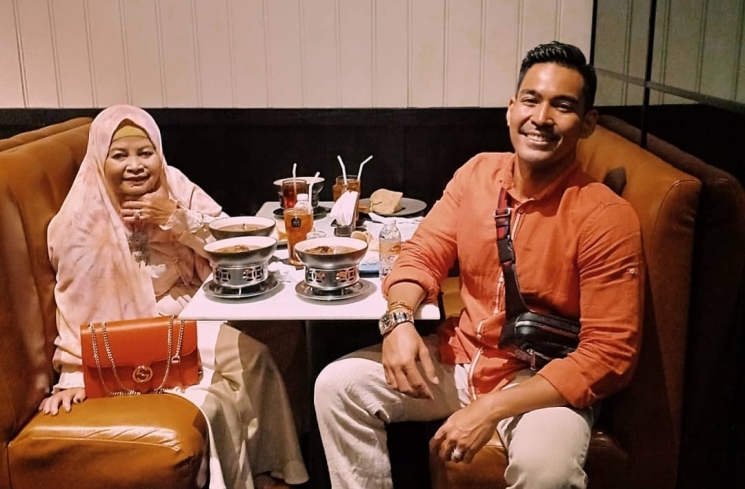 Kedekatan Robby Purba dan Mama