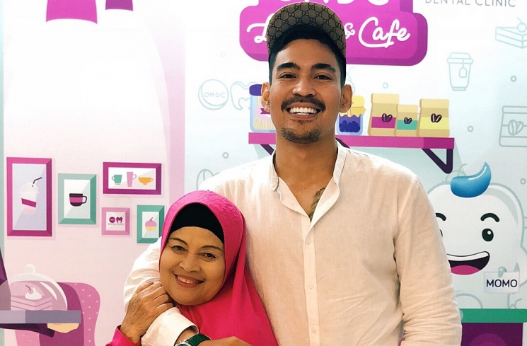 Kedekatan Robby Purba dan Mama
