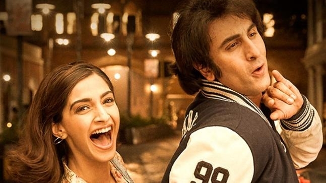 Ranbir Kapoor dan Sonam Kapoor di film Sanju from indiatoday.in
