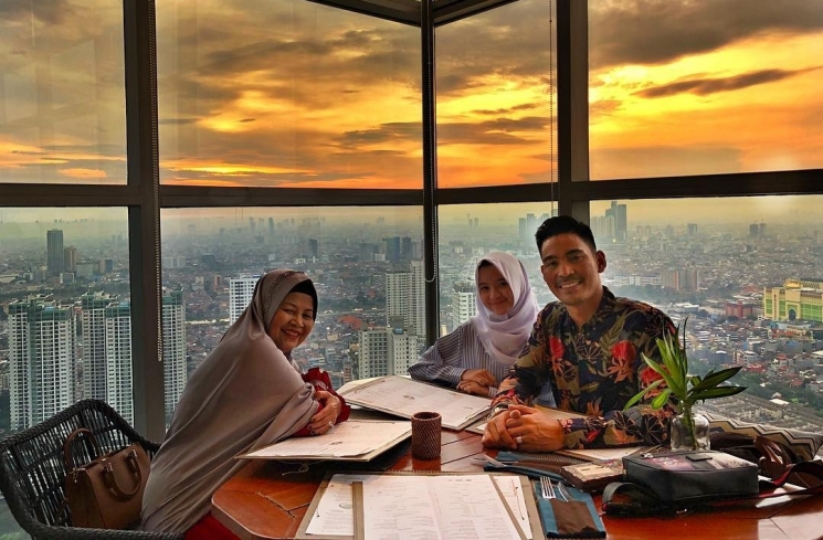 Kedekatan Robby Purba dan Mama