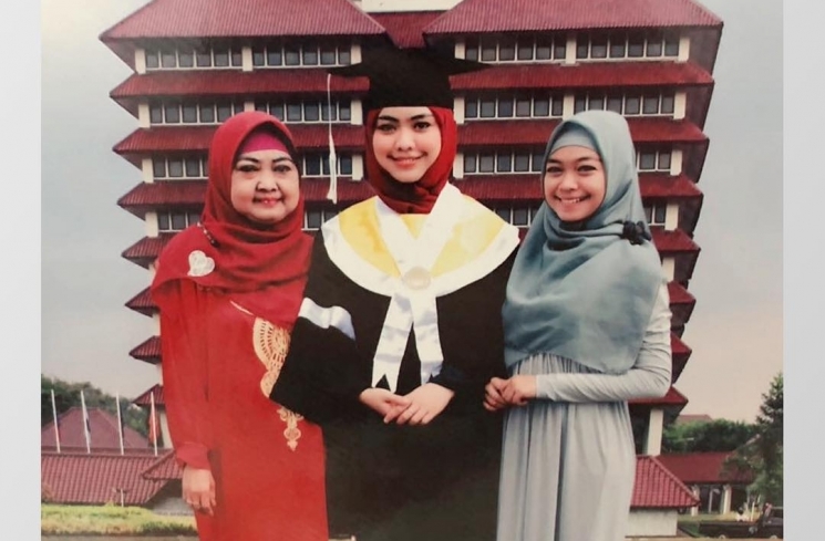 Foto kenangan Oki Setiana Dewi saat wisuda S1/ Instagram @okisetianadewi