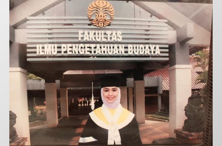 Foto kenangan Oki Setiana Dewi saat wisuda S1/ Instagram @okisetianadewi