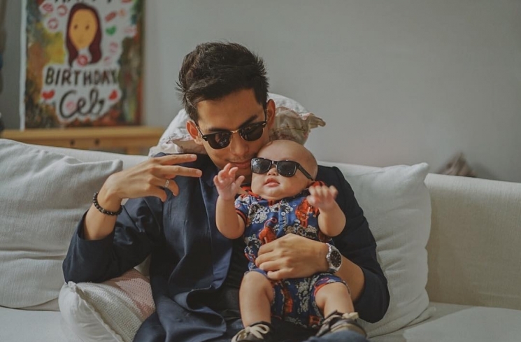 Niko Al Hakim gendong Xabiru.