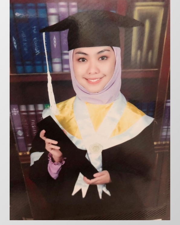Foto kenangan Oki Setiana Dewi saat wisuda S1/ Instagram @okisetianadewi