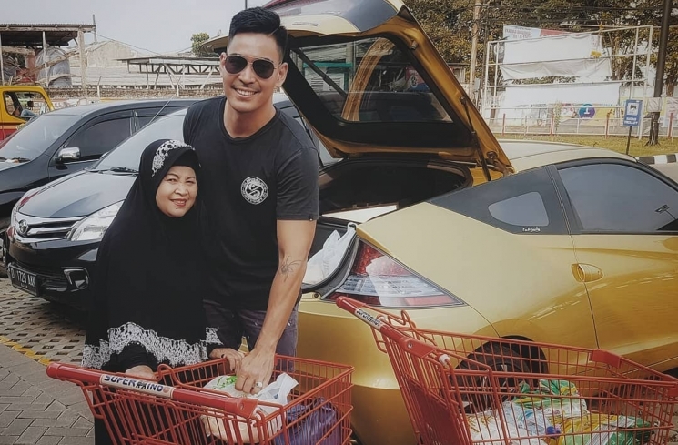 Kedekatan Robby Purba dan Mama