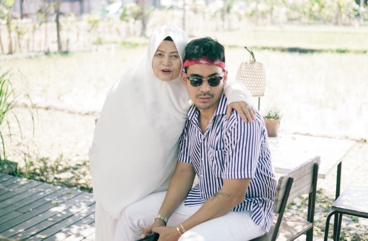 Kedekatan Robby Purba dan Mama