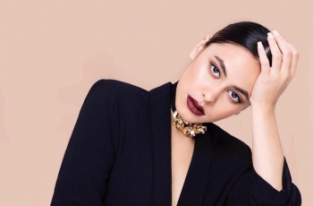 Main di Serial Pretty Little Liars Versi Indonesia, Valerie Thomas Senang