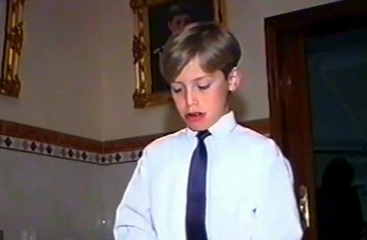 Foto masa kecil Angela Ponce.