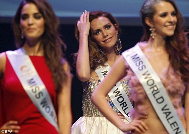 Angela Ponce saat menjadi runner up Miss World Spanyol 2015.