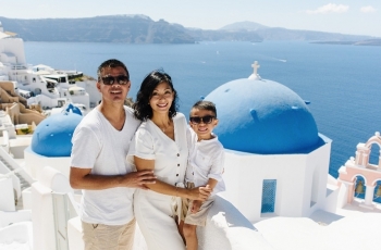 5 Potret Seru Susan Bachtiar dan Keluarganya di Santorini