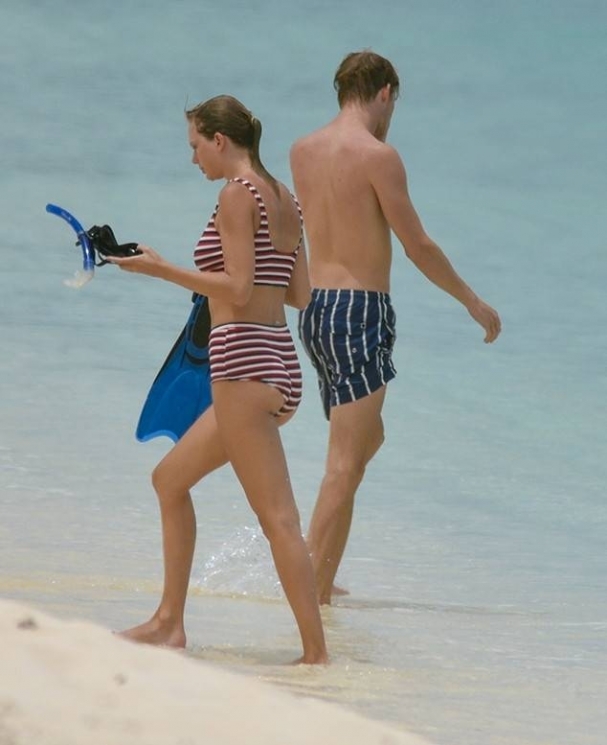 Taylor Swift dan Joe Alwyn menikmati liburan di pantai/eonline.com