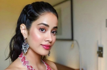 7 Potret Cantiknya Janhvi Kapoor di Promosi Film Dhadak