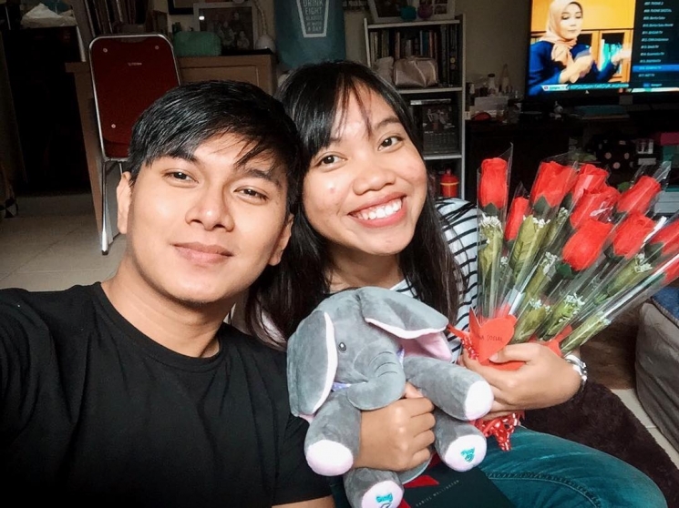 Mumuk Gomez dan pacar di Instagram @enoretra