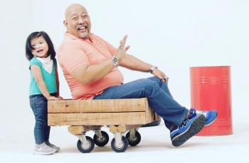 5 Potret Kedekatan Indro Warkop dengan Cucunya yang Menggemaskan