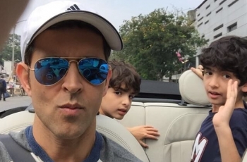 8 Gaya Artis Bollywood Momong Anak, Hrithik Roshan Hot Daddy Banget!