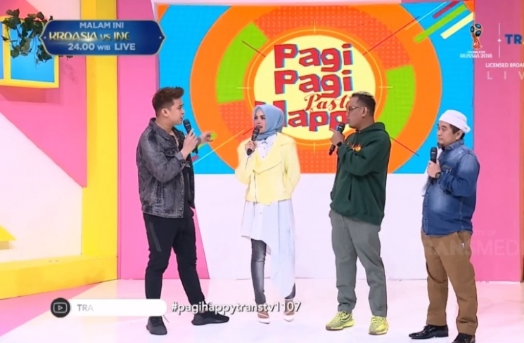 Penampilan Nikita Mirzani saat bawakan program acara televisi setelah berhijab, Rabu (11/7/2018).
