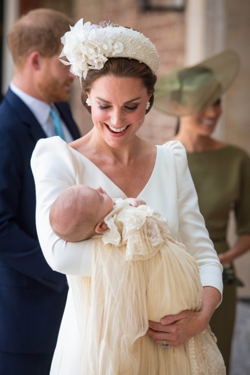 Kate Middleton saat pembaptisan Pangeran Pangeran Louis/Popsugar