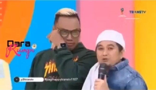 Uya Kuya tak kuasa menahan tangis melihat Nikita Mirzani berhijab