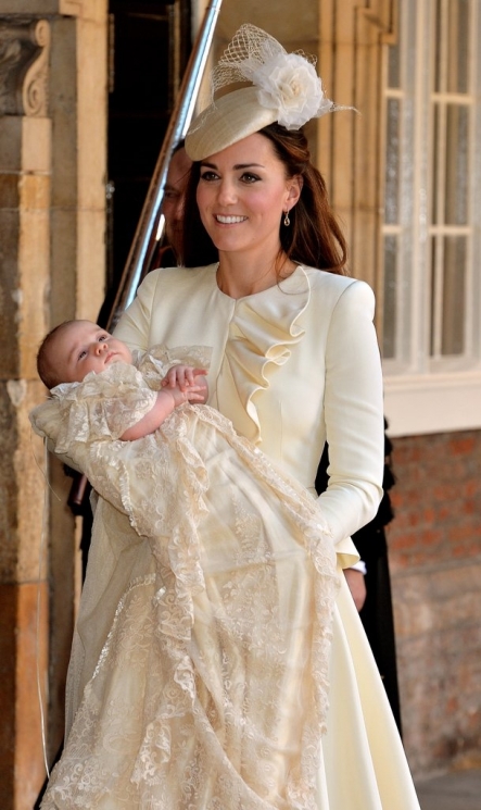 Kate Middleton saat pembaptisan Pangeran Pangeran George/Popsugar