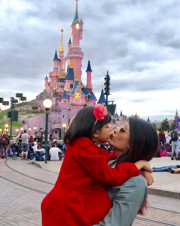 Aishwarya Rai dan putrinya from Instagram @aishwaryaraibachchan_arb
