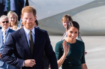 Meghan Markle Lupa Lepas Plastik Pelindung Tas saat ke Irlandia