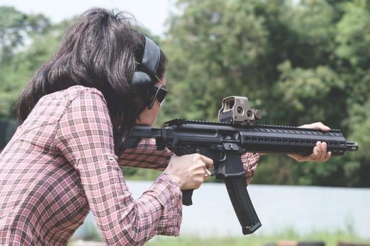 Aksi Widy Vierratale saat jalani hobi menembak/ Instagram @_widikidiw_