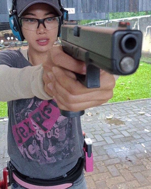 Aksi Widy Vierratale saat jalani hobi menembak/ Instagram @_widikidiw_