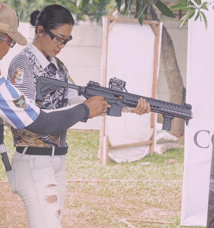 Aksi Widy Vierratale saat jalani hobi menembak/ Instagram @_widikidiw_