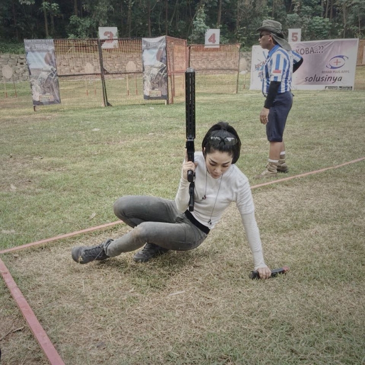 Aksi Widy Vierratale saat jalani hobi menembak/ Instagram @_widikidiw_