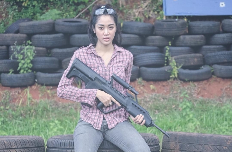 Aksi Widy Vierratale saat jalani hobi menembak/ Instagram @_widikidiw_