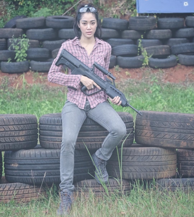 Aksi Widy Vierratale saat jalani hobi menembak/ Instagram @_widikidiw_
