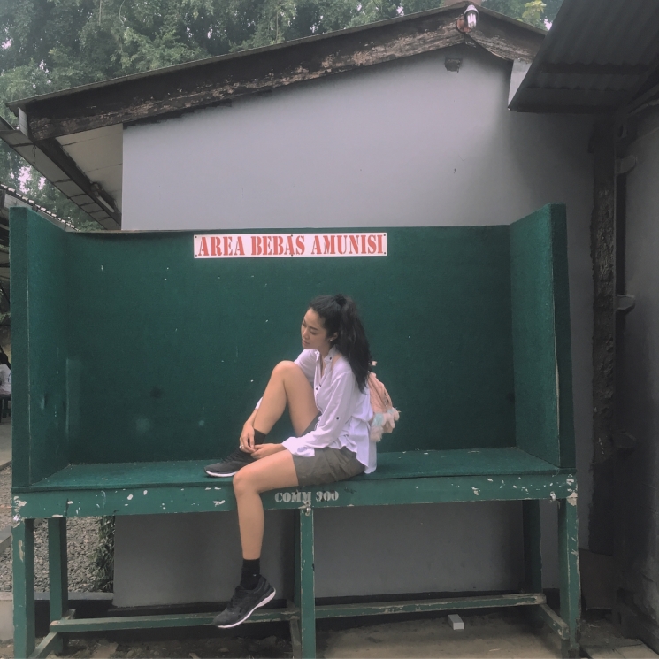 Aksi Widy Vierratale saat jalani hobi menembak/ Instagram @_widikidiw_