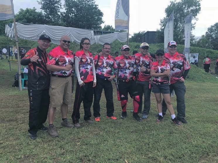 Aksi Widy Vierratale saat jalani hobi menembak/ Instagram @_widikidiw_