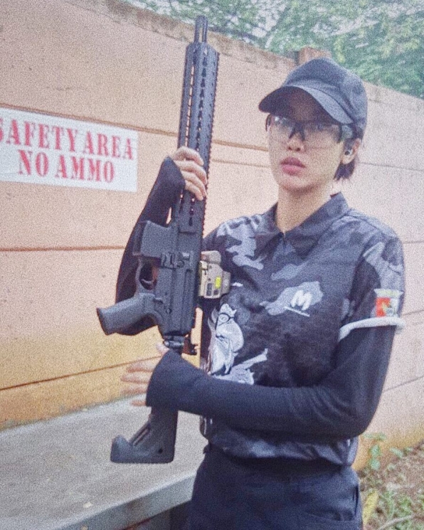 Aksi Widy Vierratale saat jalani hobi menembak/ Instagram @_widikidiw_