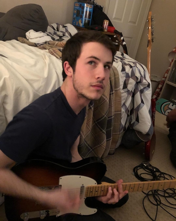 Penampilan pemeran Clay Jensen 13 Reasons Why dengan brewok di wajahnya/ Instagram @dylanminnette