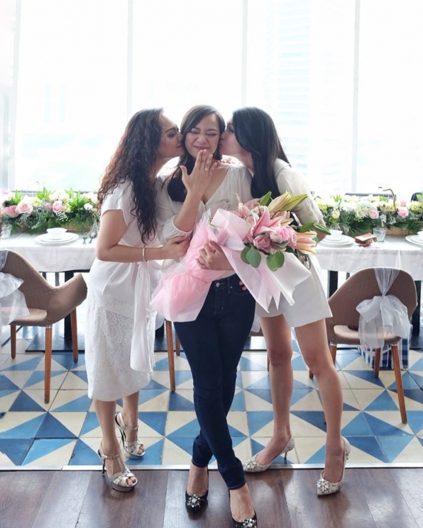 Yuanita Christiani resmi dilamar oleh kekasihnya/ Instagram @sandradewi88