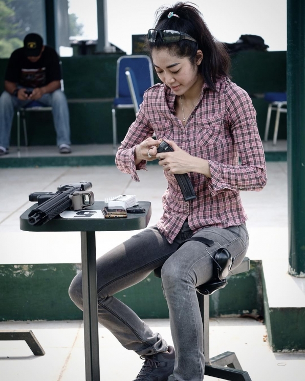 Aksi Widy Vierratale saat jalani hobi menembak/ Instagram @_widikidiw_
