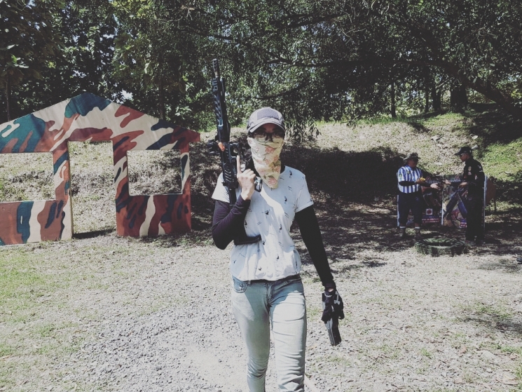 Aksi Widy Vierratale saat jalani hobi menembak/ Instagram @_widikidiw_