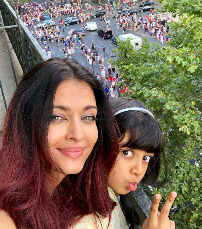 Aishwarya Rai dan putrinya di Paris from Instagram @aishwaryaraibachchan_arb