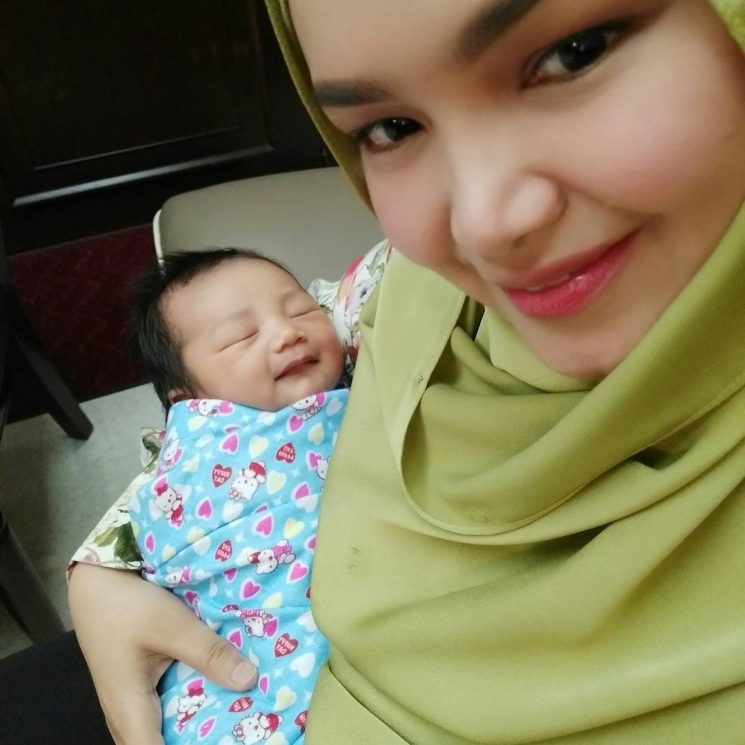 Siti Nurhaliza dan cucunya / Instagram @ctdk