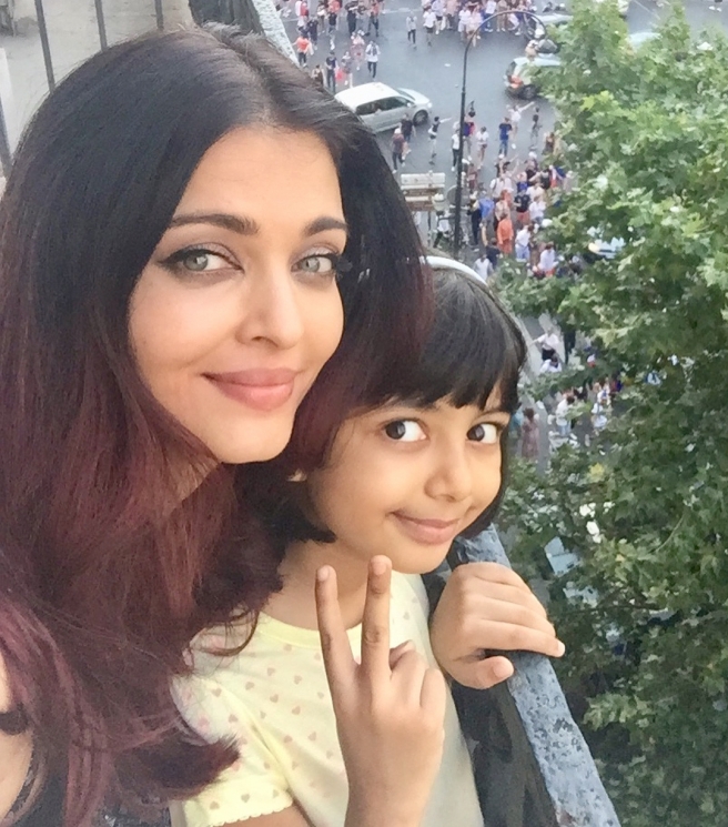 Aishwarya Rai dan putrinya di Paris from Instagram @aishwaryaraibachchan_arb
