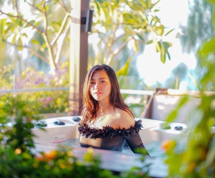 Instagram @rachelvennya