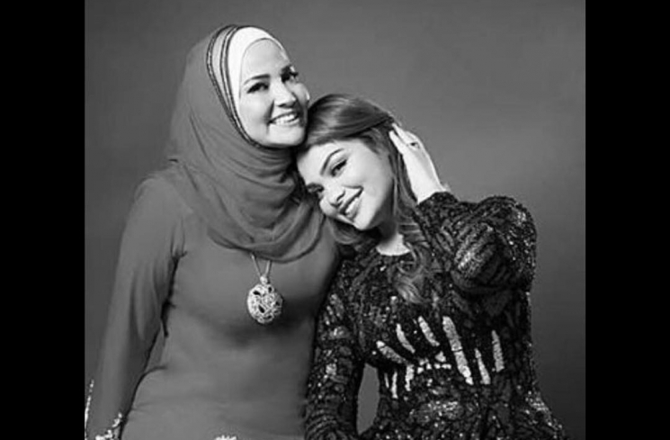 Enny Beatrice dan putrinya / Instagram @tengkunadiraadn
