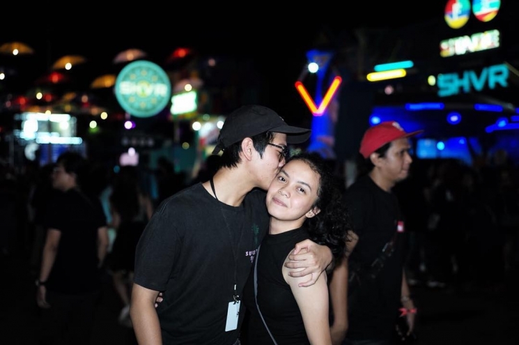 Iqbaal Ramadhan cium pipi gadis di We The Fest 2018/Instagram @iqbaal.e