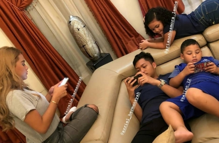 Kebersamaan Aurel dan Azriel bersama Krisdayanti dengan adik-adiknya