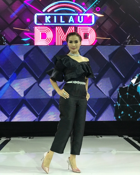Gaya Iis Dahlia saat menjadi dewan juri/ Instagram @isdadahlia