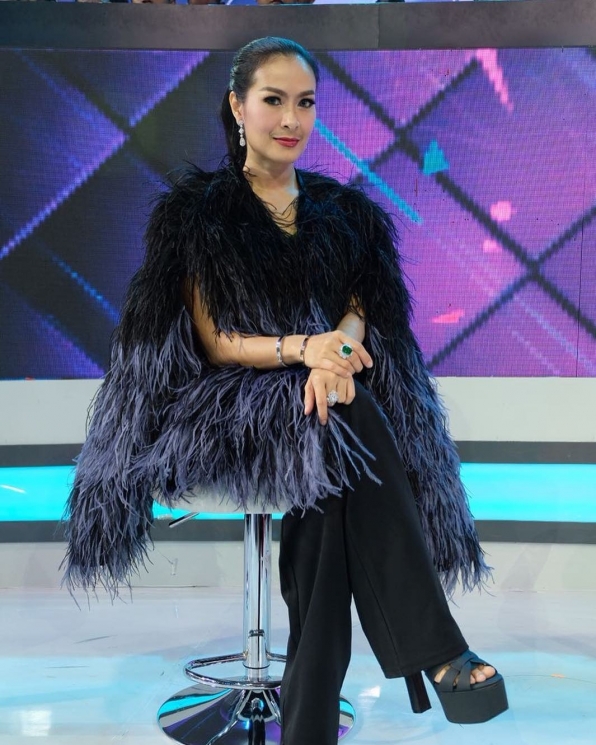 Gaya Iis Dahlia saat menjadi dewan juri/ Instagram @isdadahlia